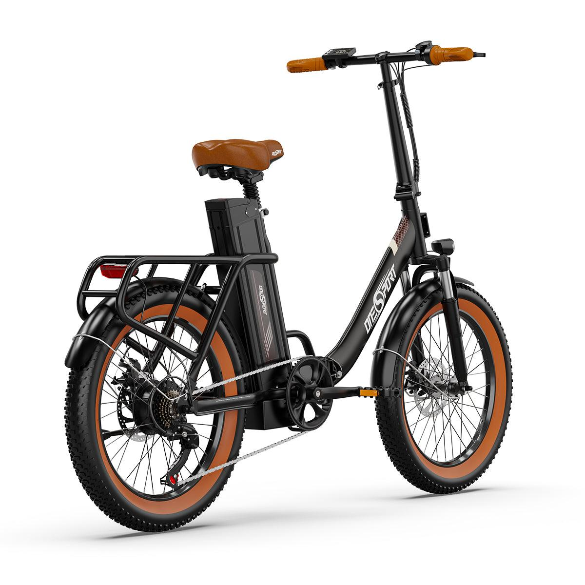 Schwarz-braunes Elektrofahrrad mit großen Reifen. Das Fahrrad steht vor weißem Hintergrund, die Sonne scheint.
