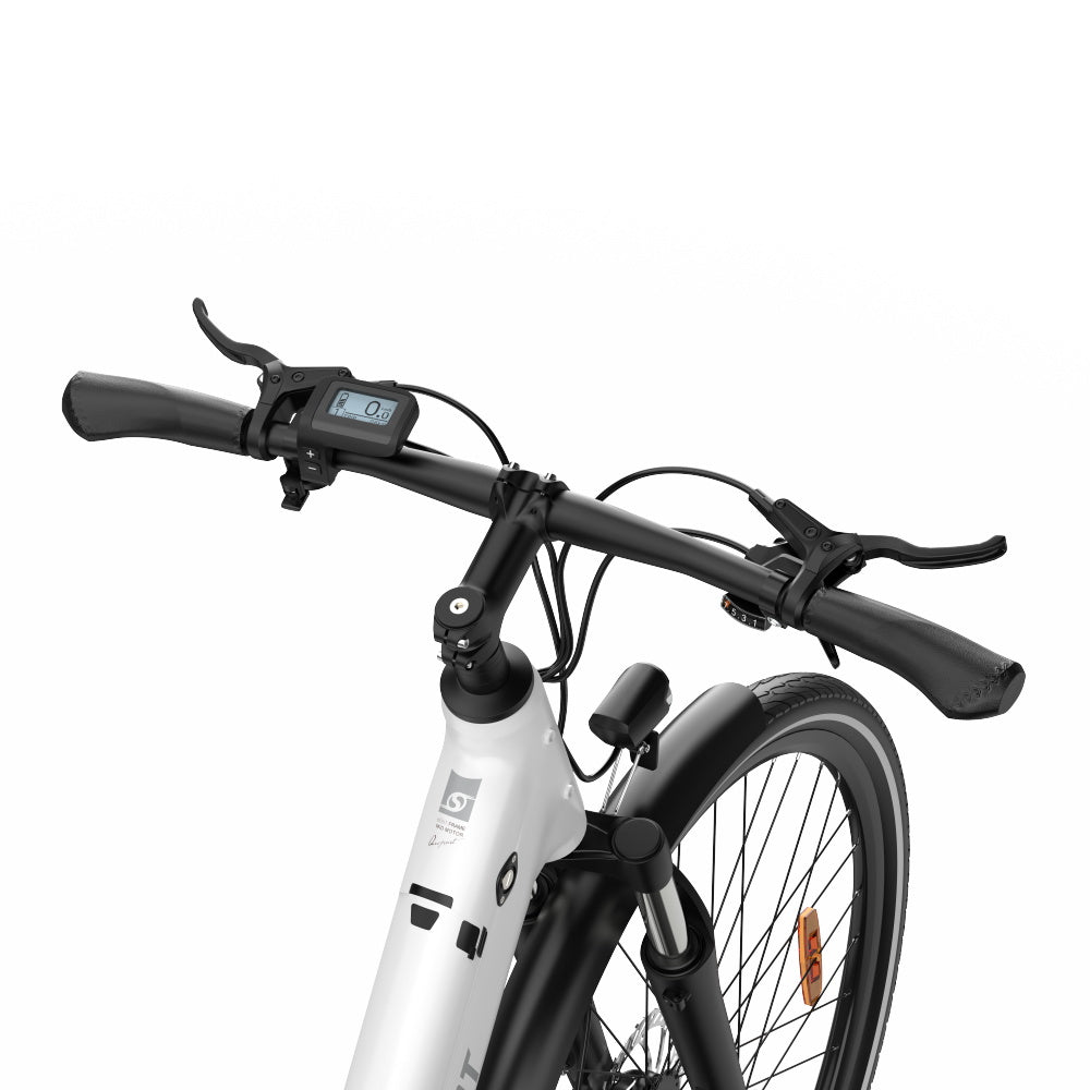 Manillar de bicicleta con pantalla, manetas de freno y una luz delantera.