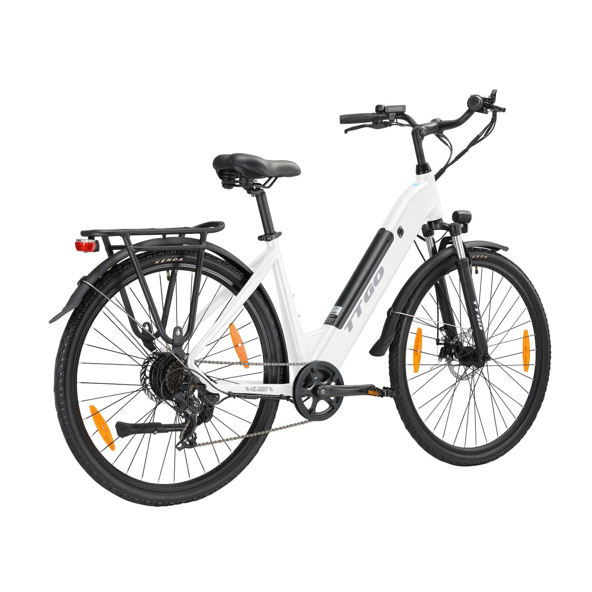 Weißes Elektrofahrrad auf weißem Hintergrund. Schwarze Reifen, Sattel und Lenker. Orangefarbene Reflektoren an den Rädern.