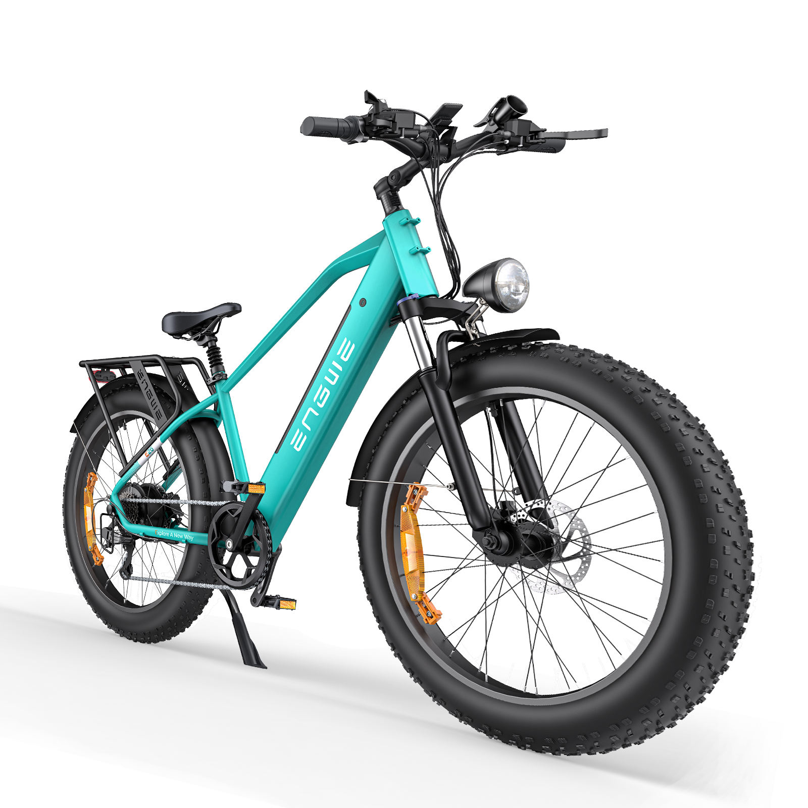 Ein türkisfarbenes Elektrofahrrad mit breiten Reifen, Scheinwerfer und schwarzem Gepäckträger.