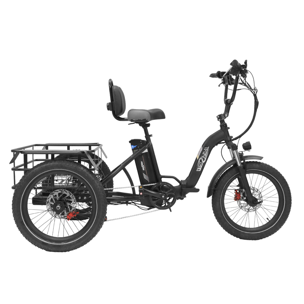 Triciclo negro con una cesta en la parte trasera y un asiento negro, sobre fondo blanco.