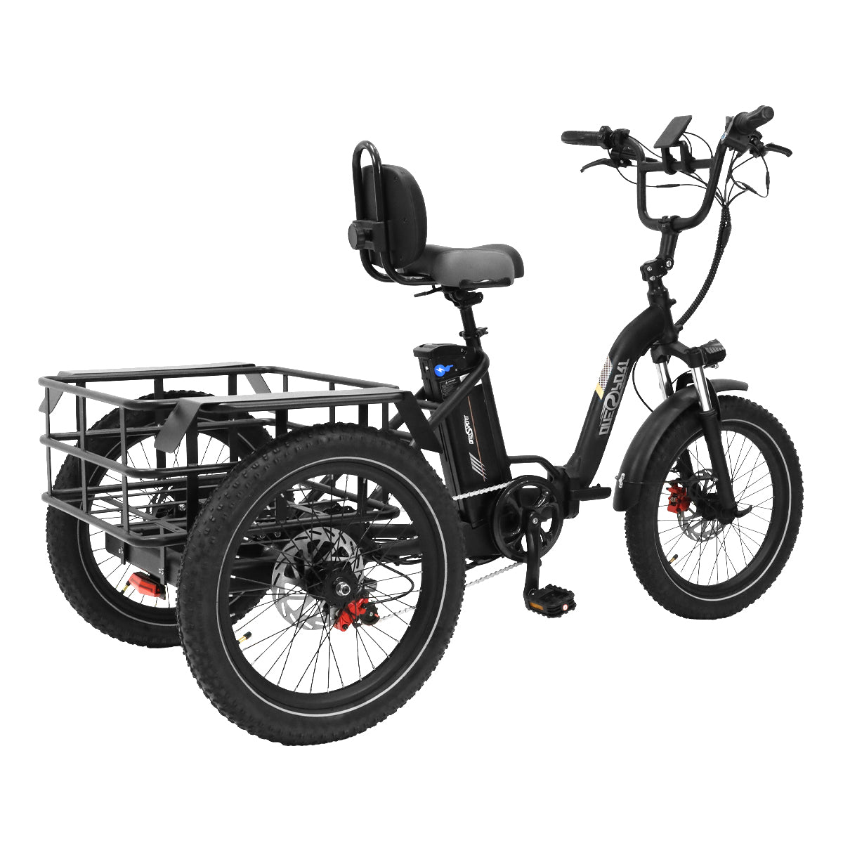 Triciclo eléctrico negro con cesta de carga. Llantas y asiento negros. Fondo blanco.