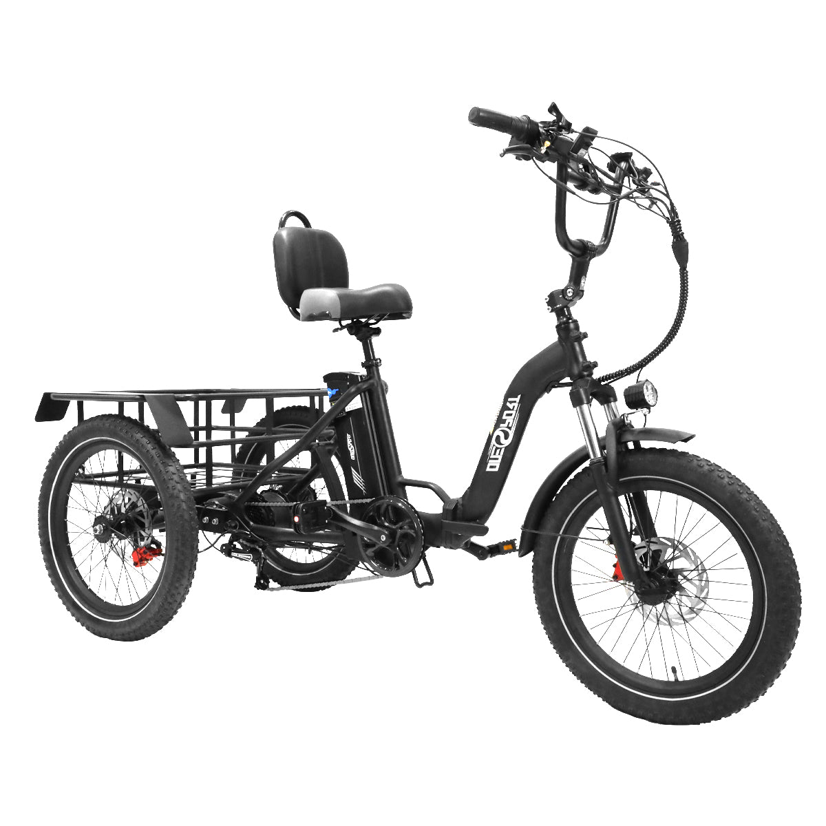 Triciclo eléctrico negro con caja de carga negra en la parte trasera. Tiene llantas anchas y faro.