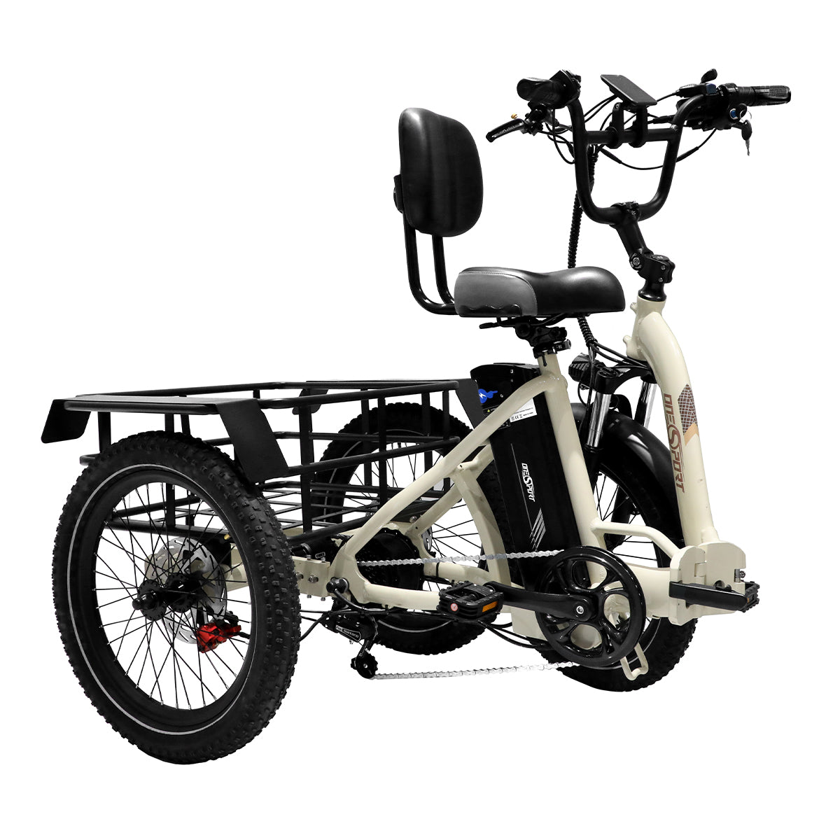 Una bicicleta eléctrica blanca de tres ruedas con una cesta trasera negra y un asiento negro. La bicicleta tiene una batería.