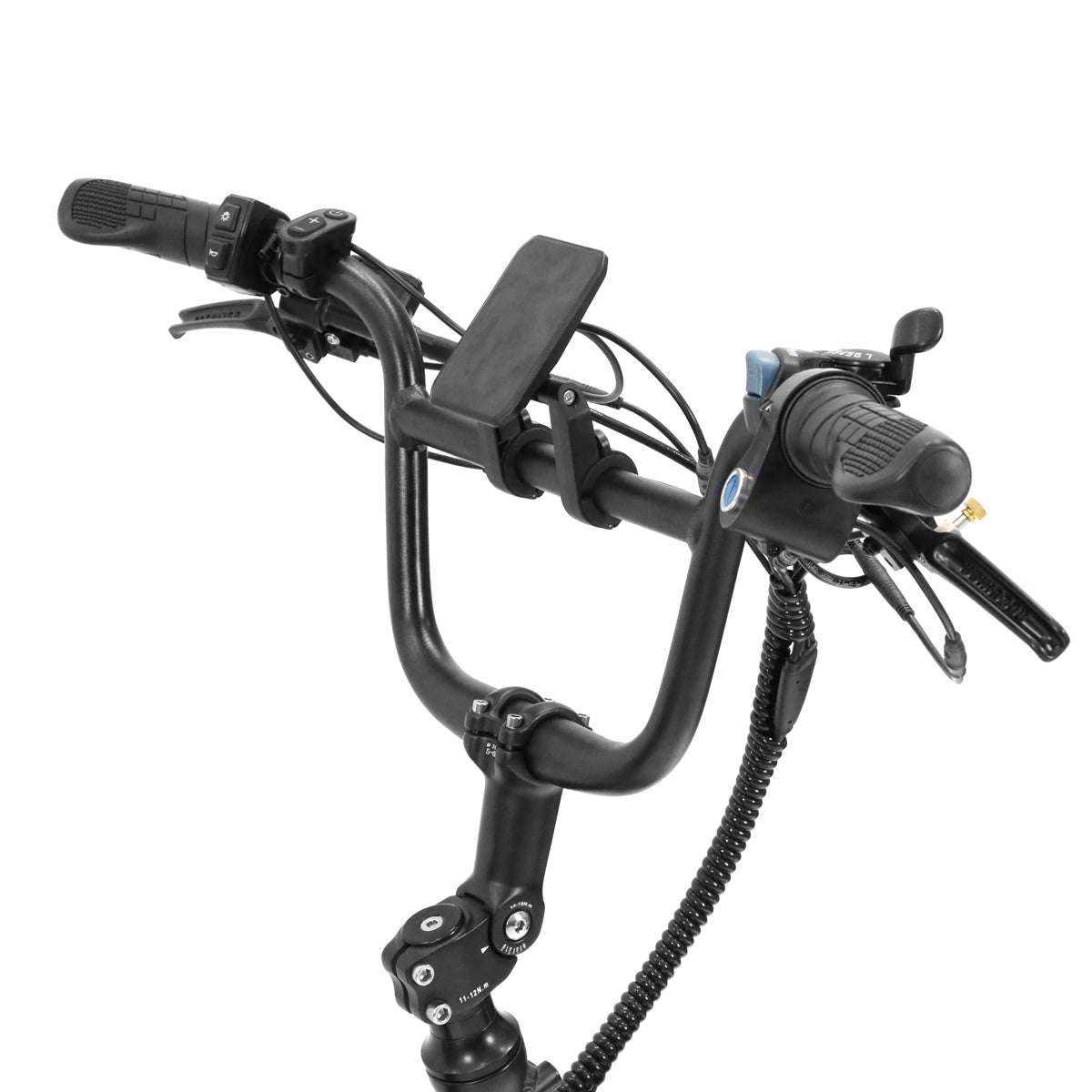Primer plano del manillar negro de una bicicleta, con controles, un soporte para teléfono y un cable en espiral. Fondo blanco.