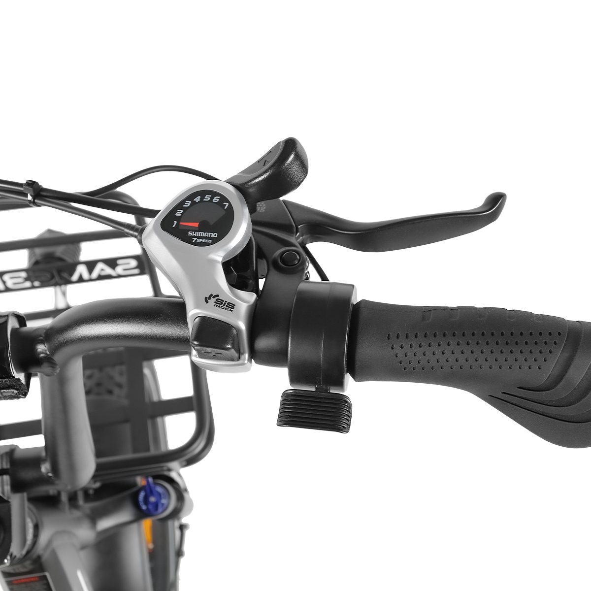 Zbliżenie na kierownicę roweru elektrycznego z przerzutką i hamulcem.