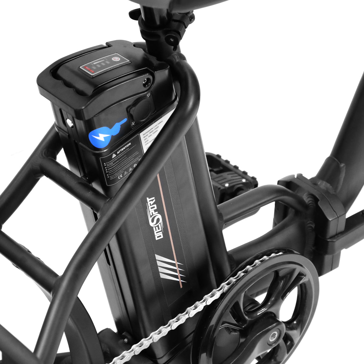 Componentes de bicicleta eléctrica negra: batería, cadena y motor. Marco y componentes negros sobre fondo blanco.