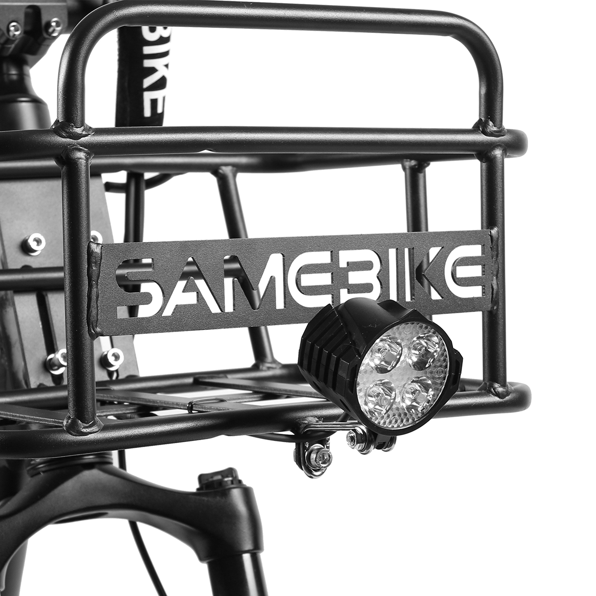 Zbliżenie kosza roweru elektrycznego z reflektorem. Widoczne jest słowo „SAMEBIKE”.