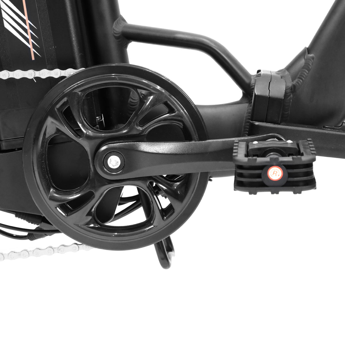 Primer plano de un juego de bielas de bicicleta negro, cadena y pedal.