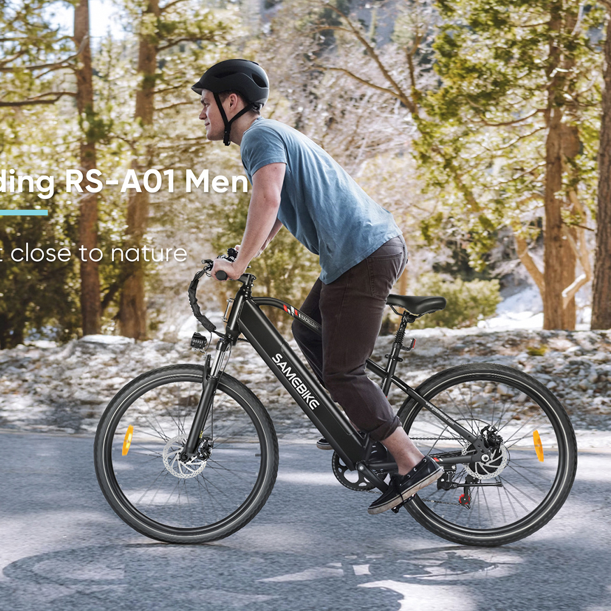 Mężczyzna jedzie czarnym rowerem elektrycznym Samebike po ścieżce przez las.