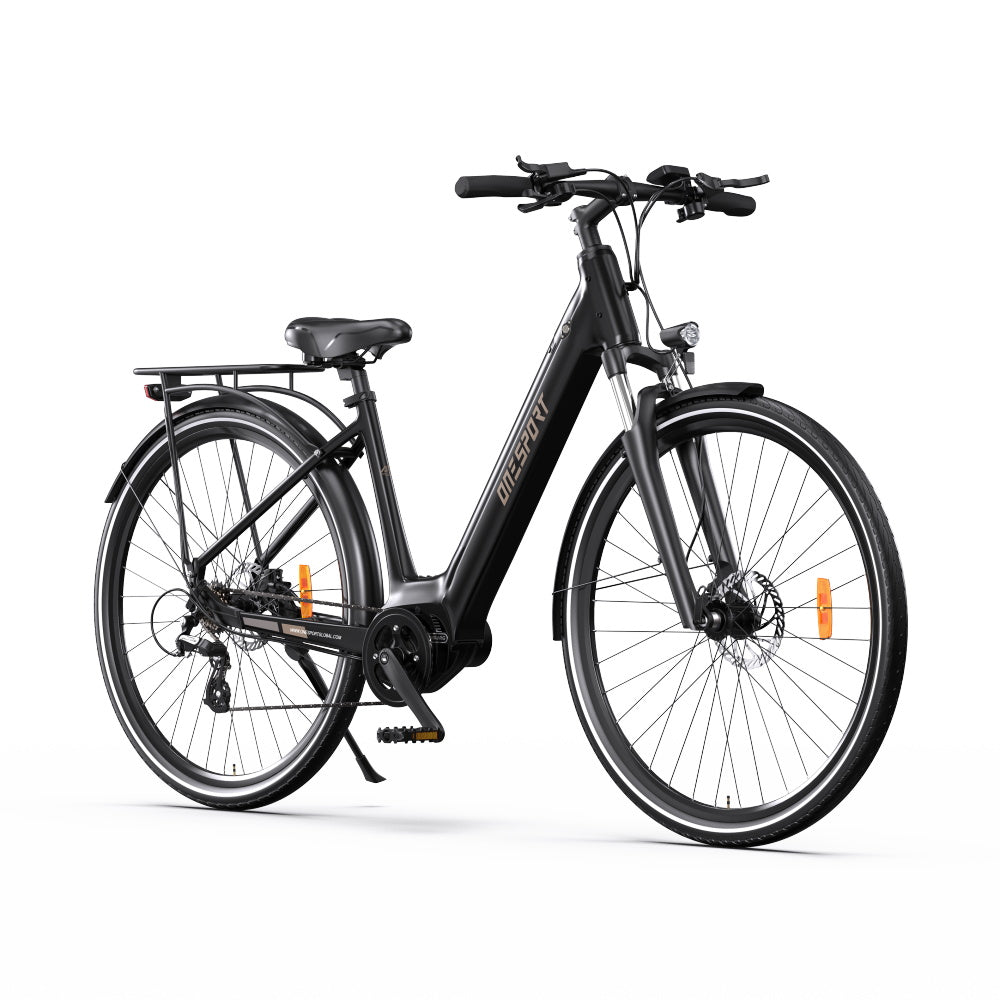 Bicicleta eléctrica ONE SPORT negra. La bicicleta está sobre un fondo blanco. Incluye portaequipajes y luces.