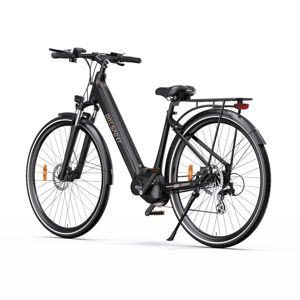 Bicicleta eléctrica negra con guardabarros y portaequipajes trasero. Sobre un fondo blanco.