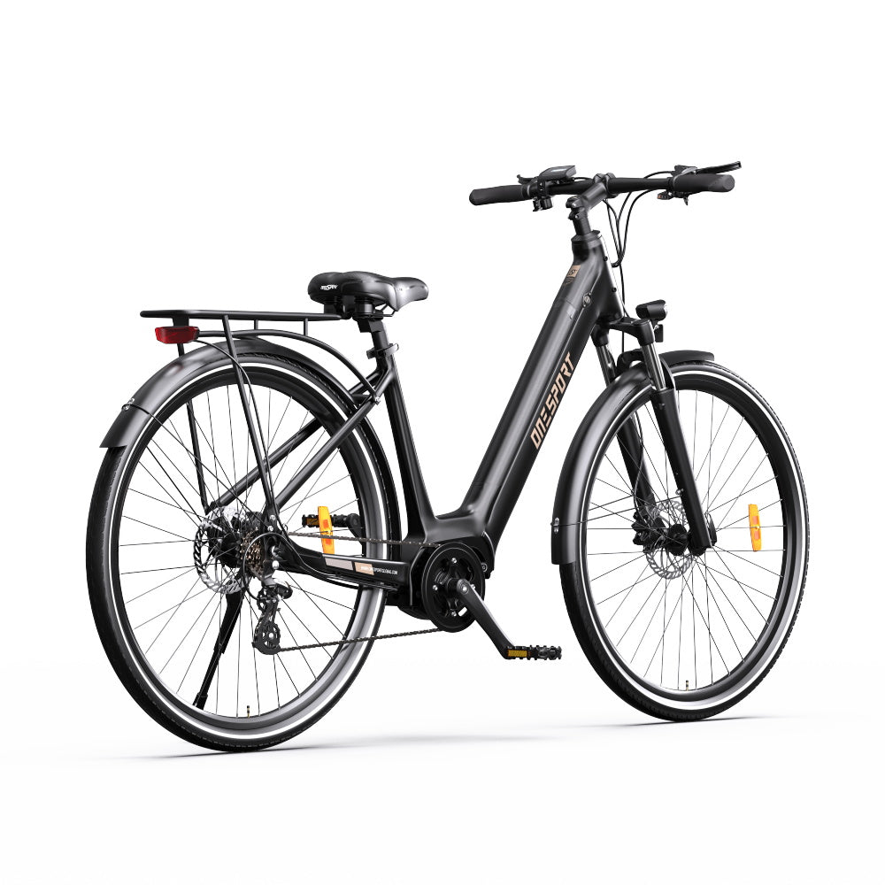 Bicicleta eléctrica negra con portaequipajes negro y neumáticos de pared blanca. La bicicleta tiene un cuadro negro.