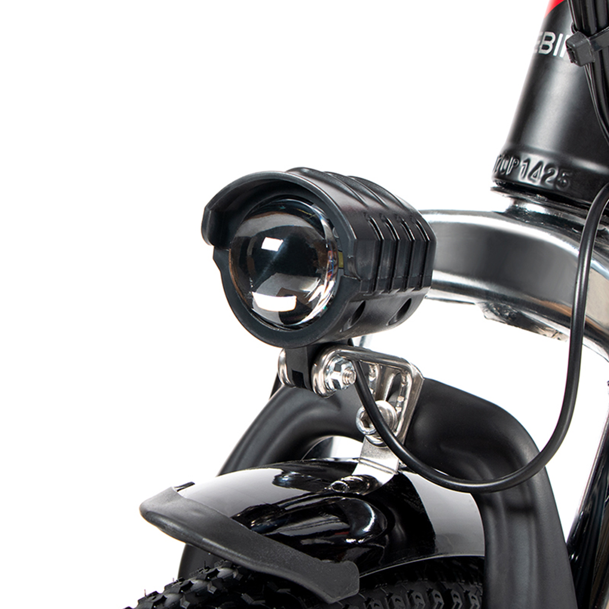 Zbliżenie na reflektor roweru elektrycznego, czarny, z przezroczystą soczewką i czarnym błotnikiem.