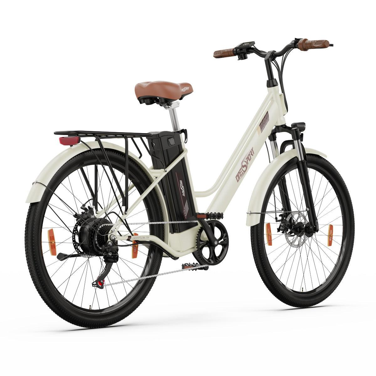 Una bicicleta eléctrica blanquecina con neumáticos negros, asiento y manillar marrones y un portaequipajes negro.