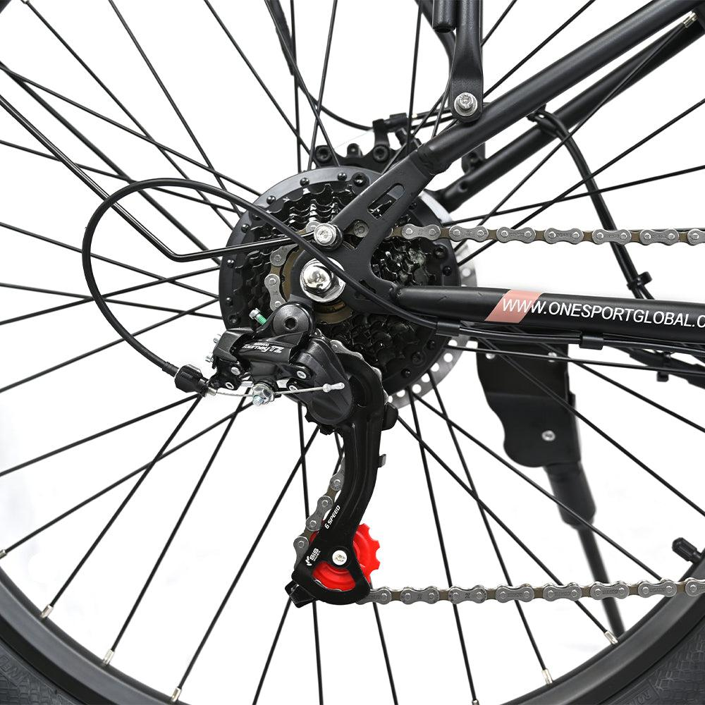 La rueda trasera de una bicicleta con cuadro y componentes negros, engranajes, cadena y un desviador rojo.