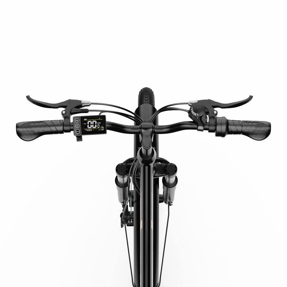 Manillar de bicicleta negro con frenos y pantalla contra un fondo blanco. Vista desde arriba.