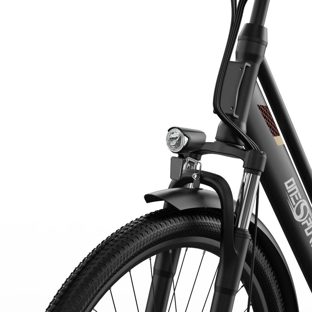 Vista frontal de una bicicleta eléctrica negra con un faro y un neumático. La marca One Sport es visible.