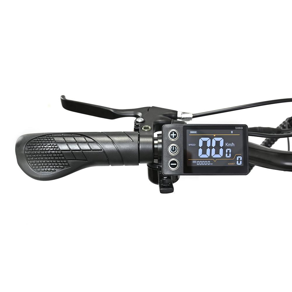Primer plano del manillar de una bicicleta eléctrica con panel de control, botones y pantalla que muestra la velocidad y el nivel de asistencia.