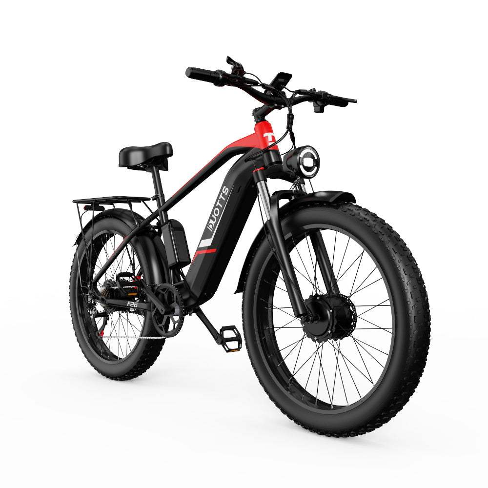 Una bicicletta elettrica con pneumatici grandi, telaio nero e rosso. Ha un cestino e una luce.