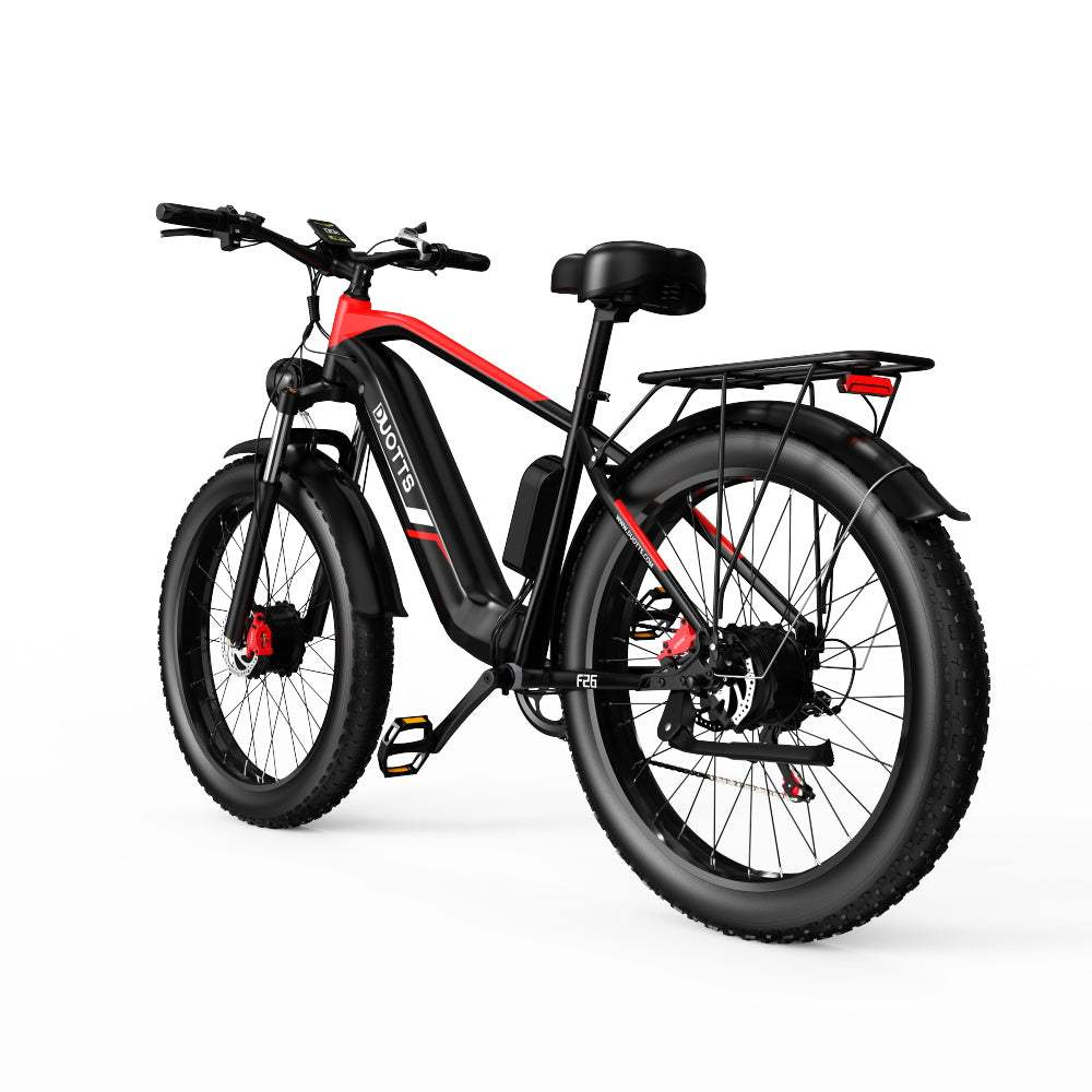 Una e-bike con telaio nero, dettagli rossi e portapacchi nero.