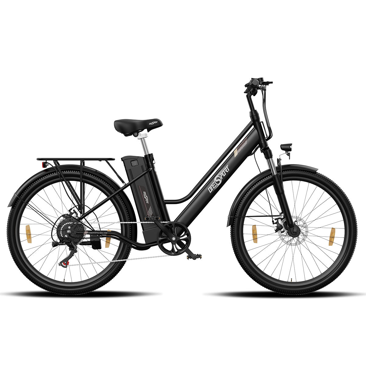 Bicicleta eléctrica negra con batería, portaequipajes trasero y luces. Está sobre un fondo blanco.