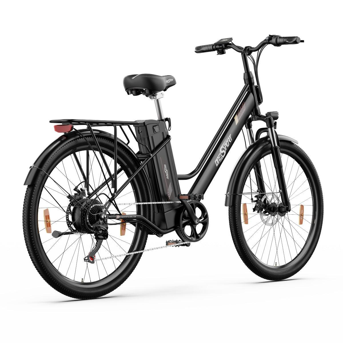 Una bicicleta eléctrica negra sobre fondo blanco. La bicicleta tiene batería, portaequipajes y frenos de disco.