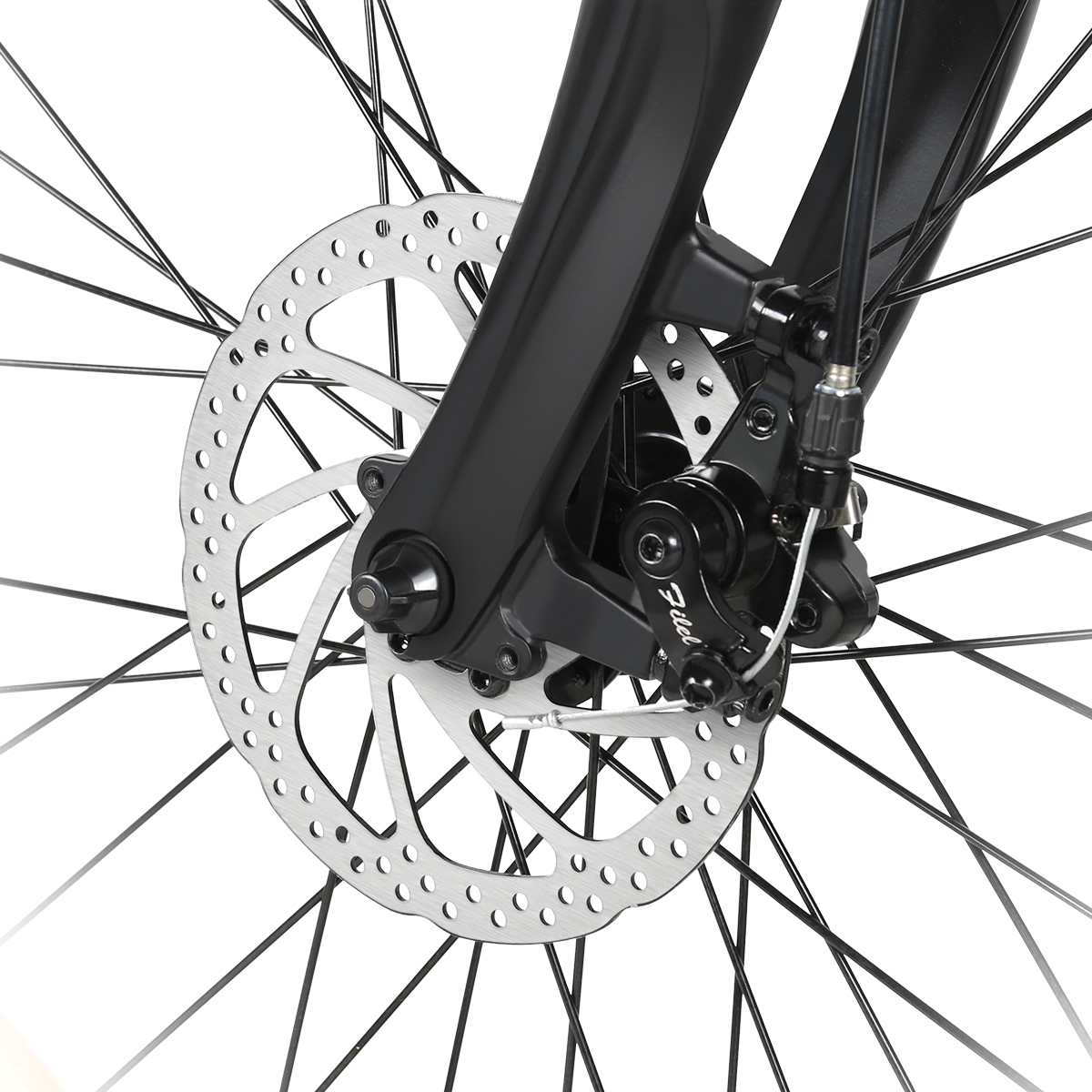 Zbliżenie koła rowerowego, system hamulców tarczowych i czarny widelec.