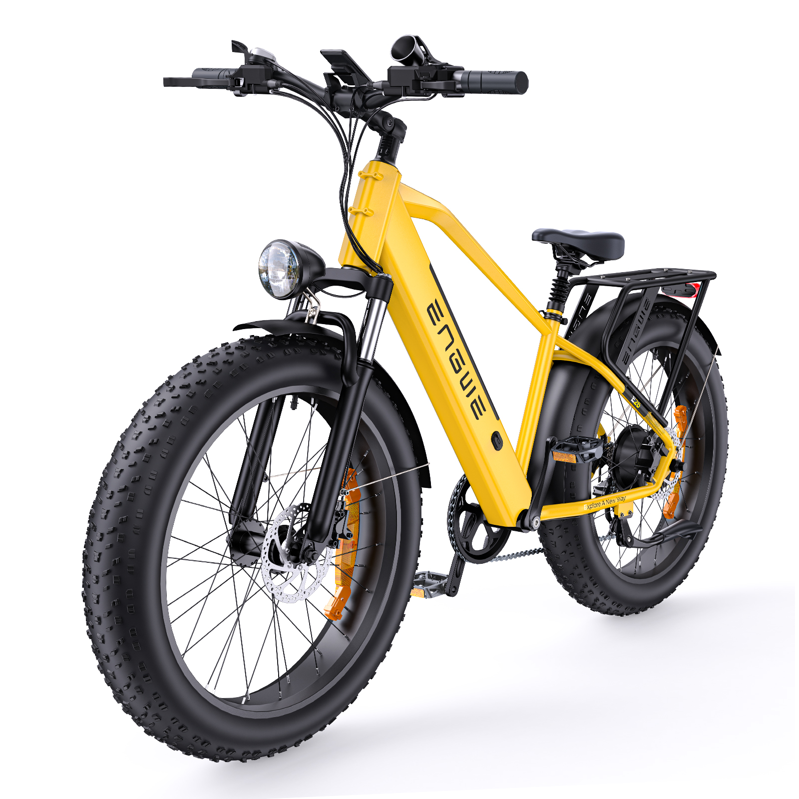 Ein gelbes Elektrofahrrad auf weißem Hintergrund. Es hat dicke Reifen, einen Scheinwerfer und einen Gepäckträger. Nach links geneigt.