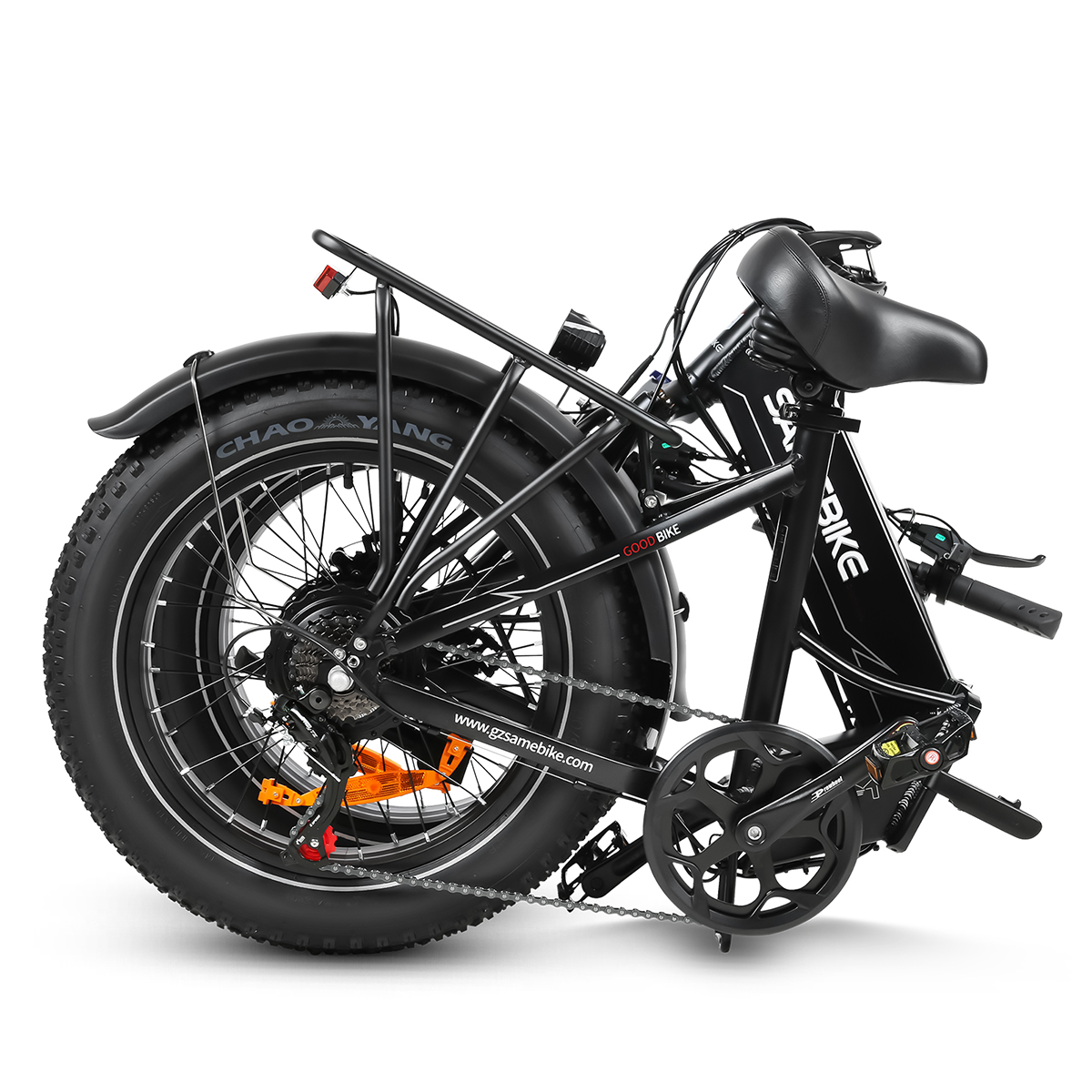 Czarny składany rower elektryczny. Złożony, pokazujący koła i ramę. Bagażnik i pomarańczowe odblaski.