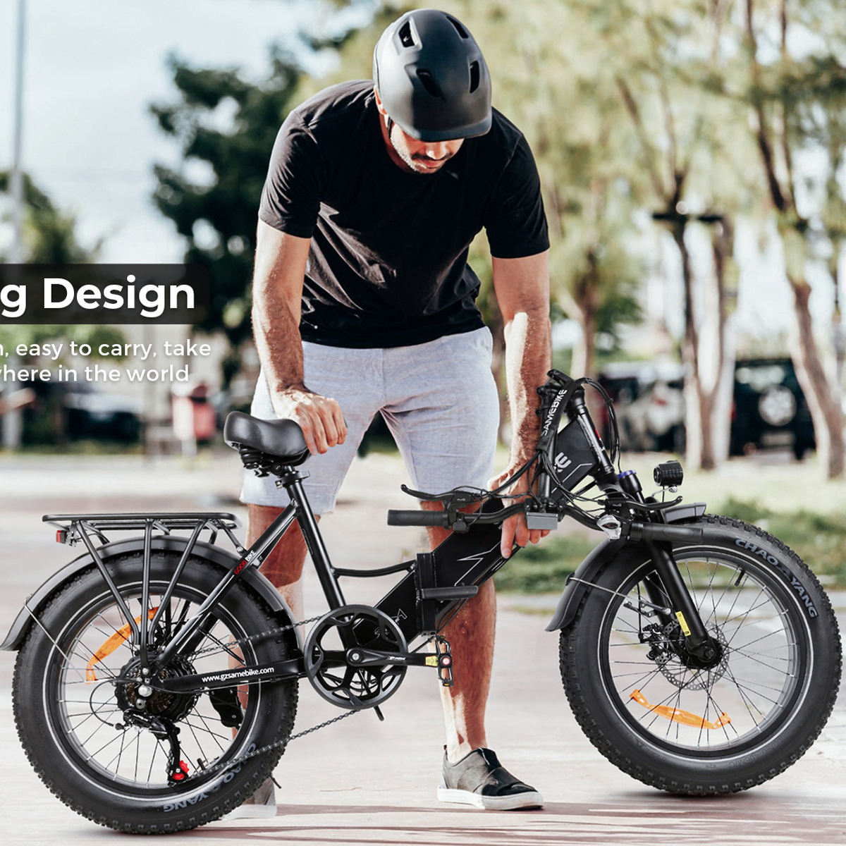 Mężczyzna w kasku z czarnym rowerem składanym, torba i widoczne przednie koło.