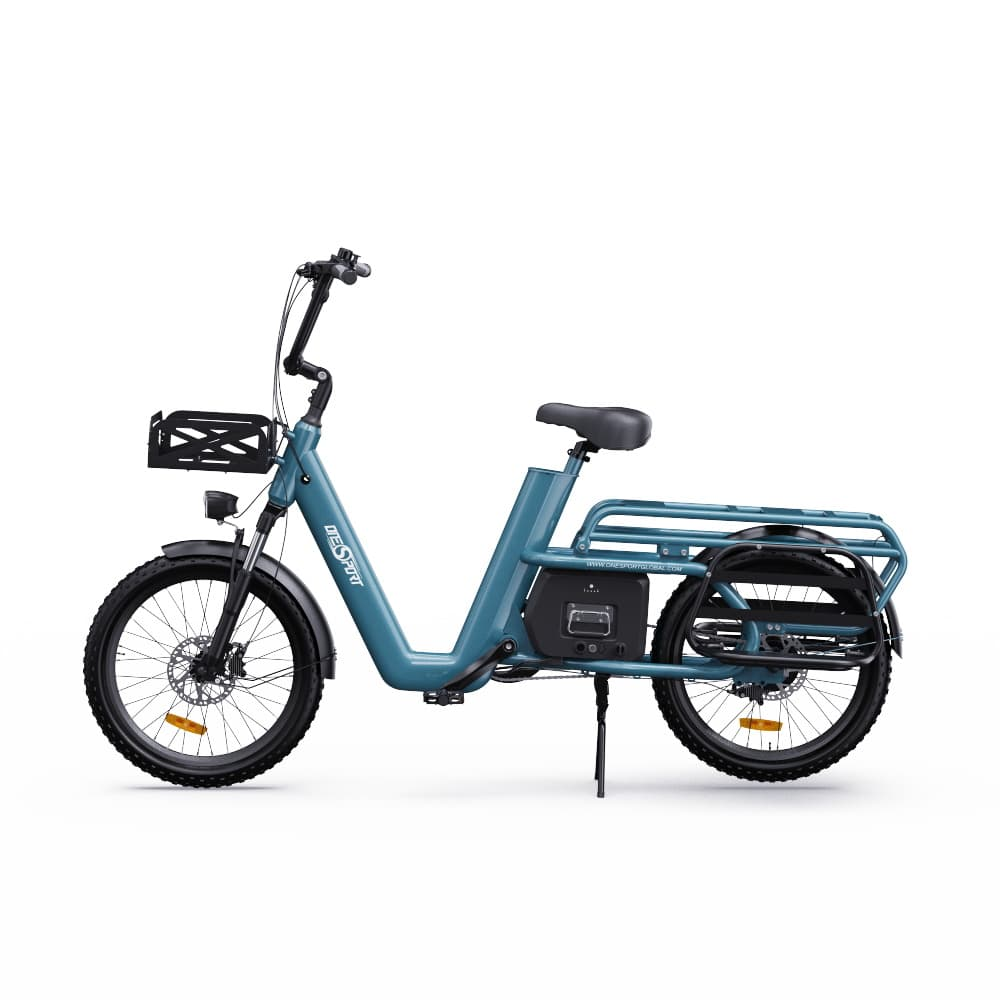 Bici cargo elettrica turchese su bianco. Cesto e portapacchi neri. Pneumatici neri.