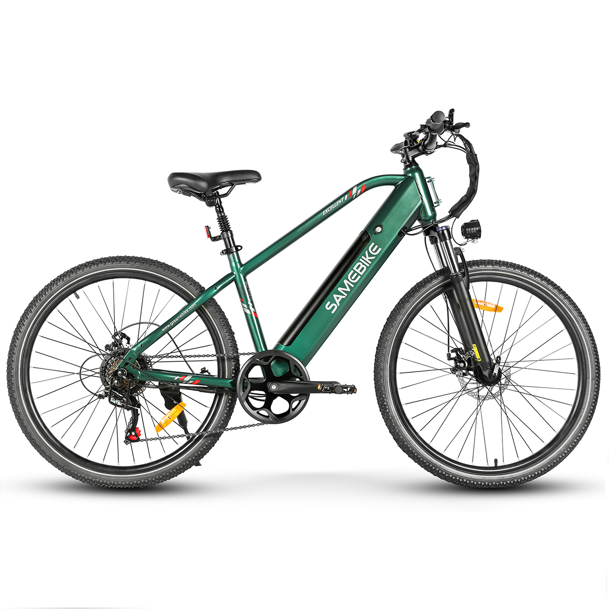 Zielony elektryczny rower górski na białym tle. Ma czarne siodełko i opony oraz zieloną ramę.