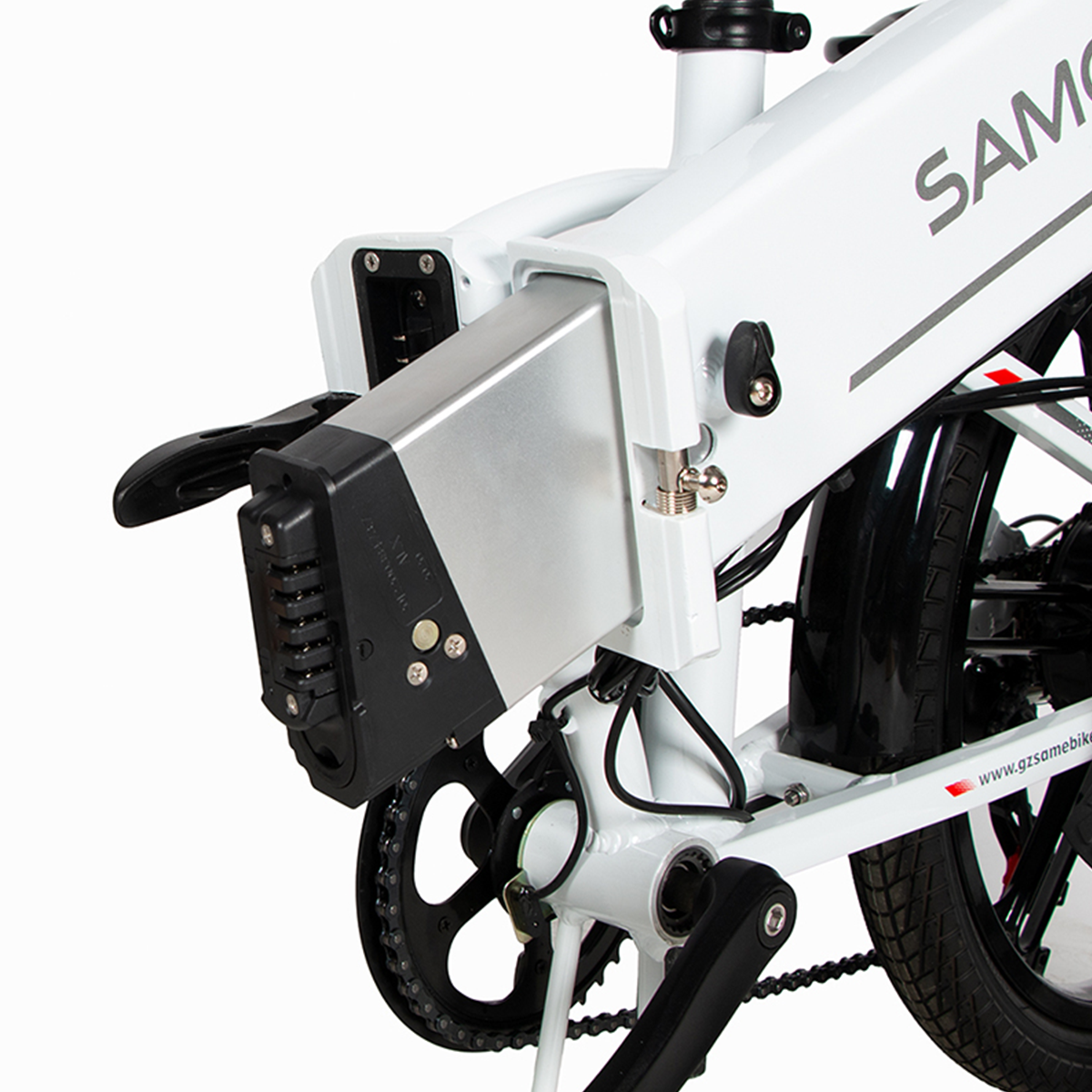 Zbliżenie srebrnego akumulatora i czarnych elementów białego roweru elektrycznego, w tym łańcucha i przekładni.