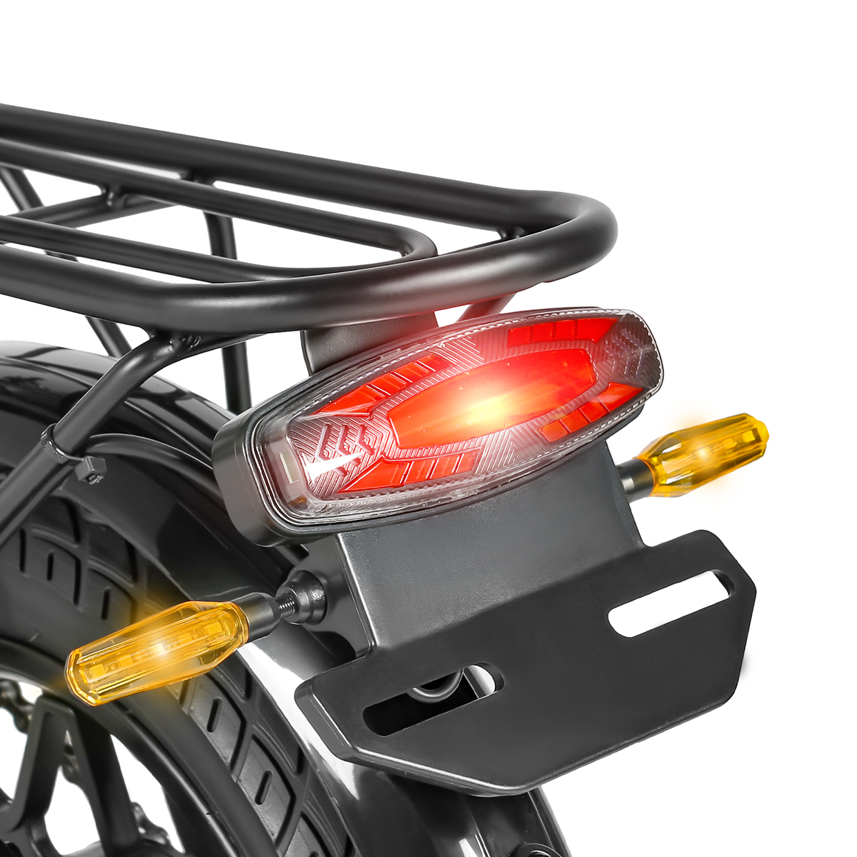 Tylne światła i kierunkowskazy na czarnym rowerze elektrycznym, z białym tłem.