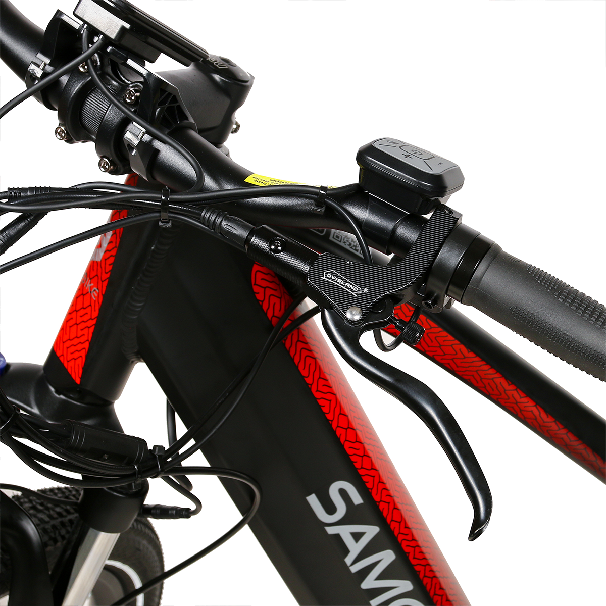 Zbliżenie czarno-czerwonej kierownicy roweru elektrycznego z kablami, dźwignią hamulca i wyświetlaczem.