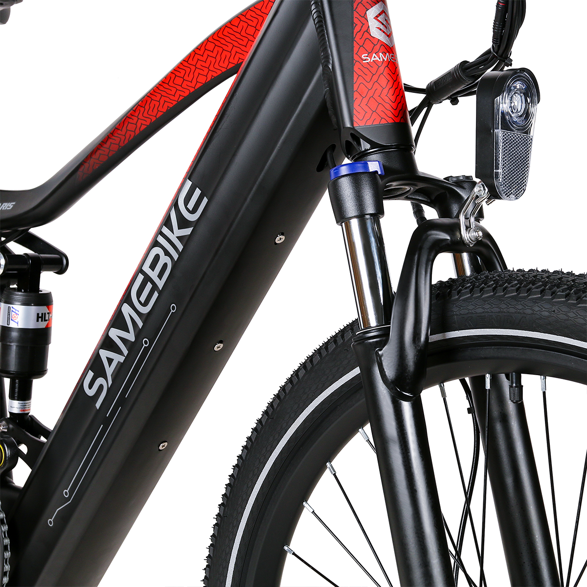 Zbliżenie ramy roweru elektrycznego. Rower jest czarny i czerwony z marką 'SAMEBIKE'.