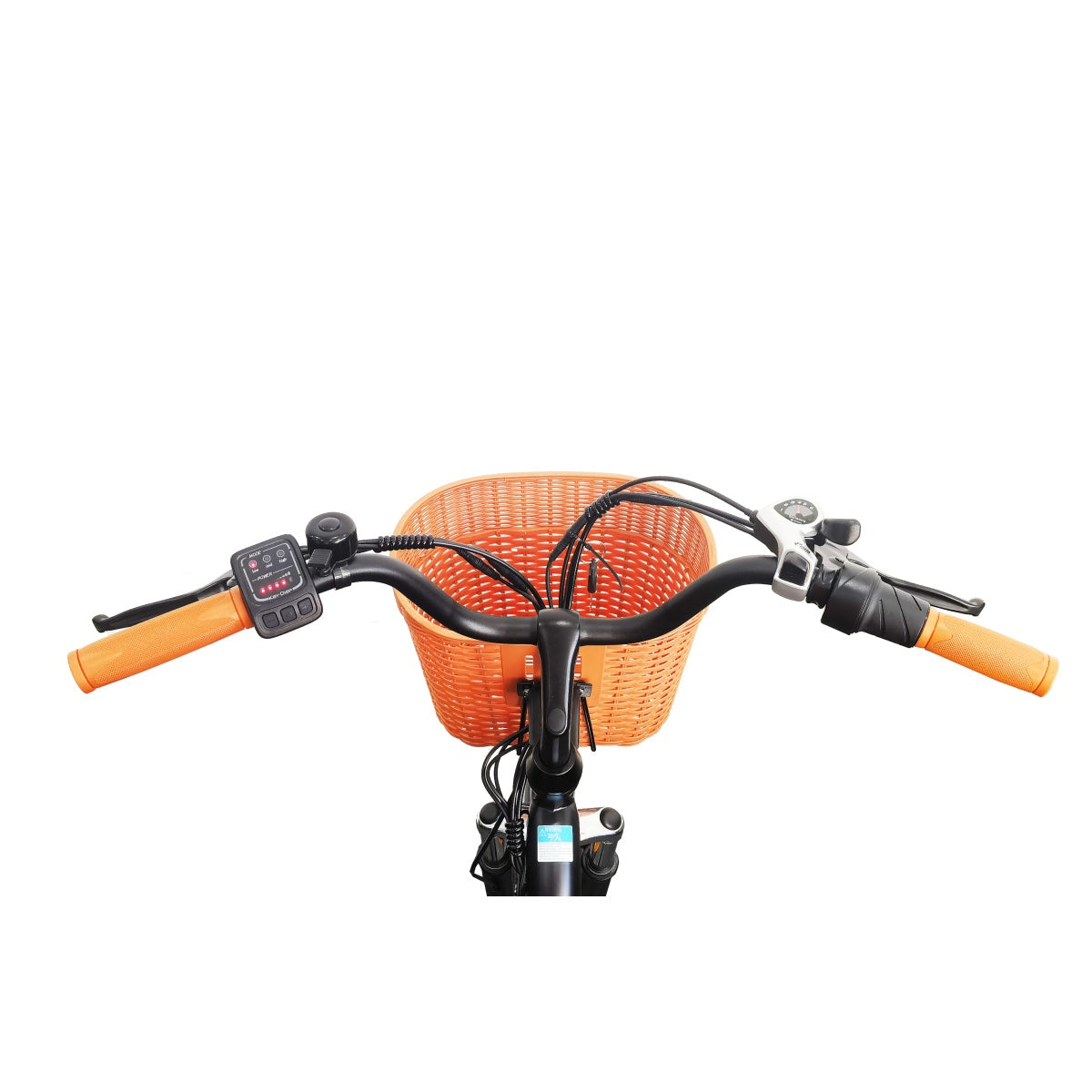 Ein Fahrradlenker mit einem orangefarbenen Korb, Bedienelementen und Griffen auf weißem Hintergrund.