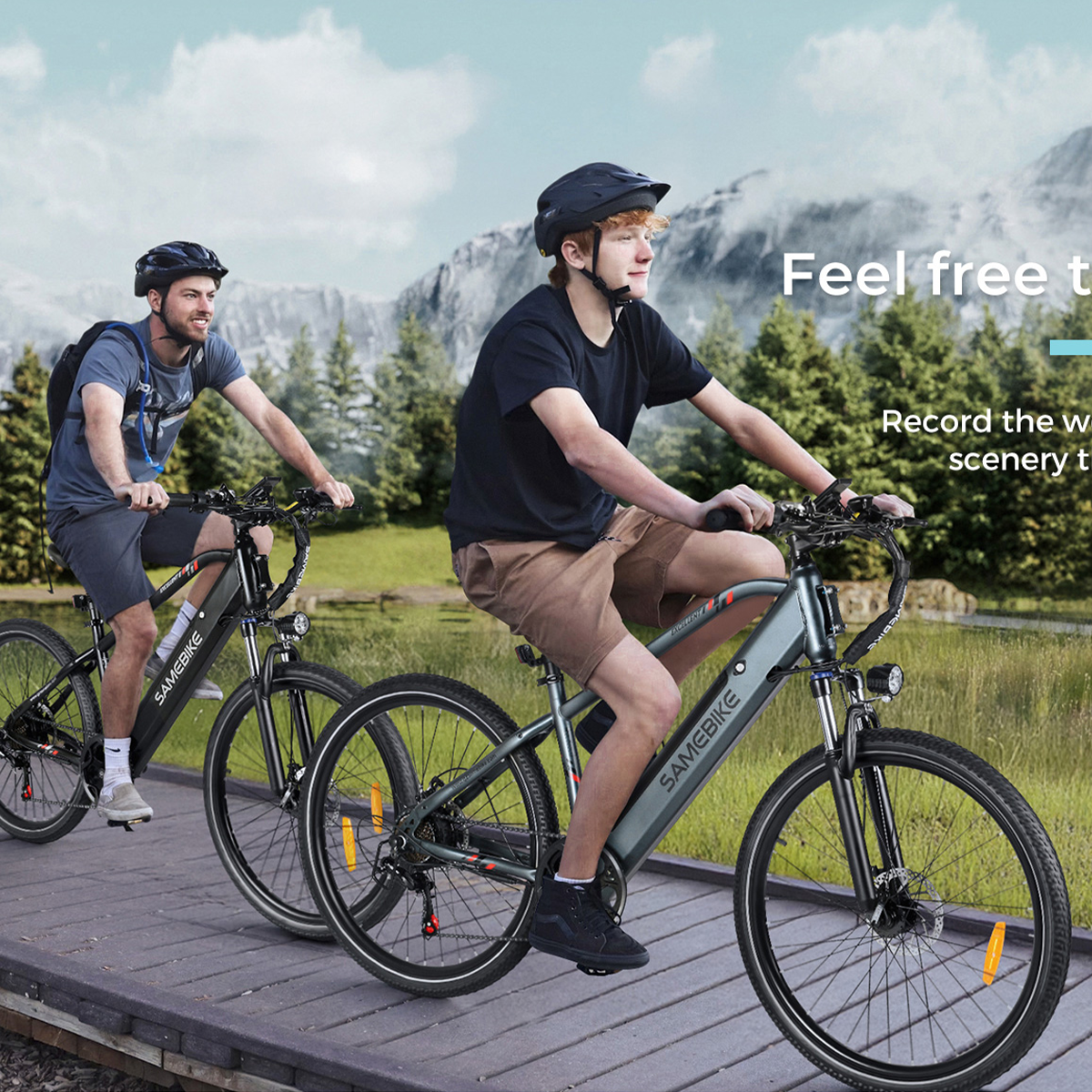 Dwie osoby jadące rowerami elektrycznymi Samebike po drewnianej ścieżce. Drzewa i błękitne niebo w tle. Słoneczny dzień.