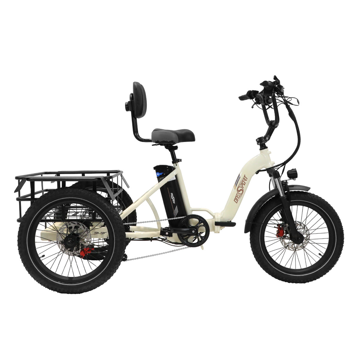 Un triciclo eléctrico blanco roto. Tiene una cesta trasera, neumáticos negros y un asiento.