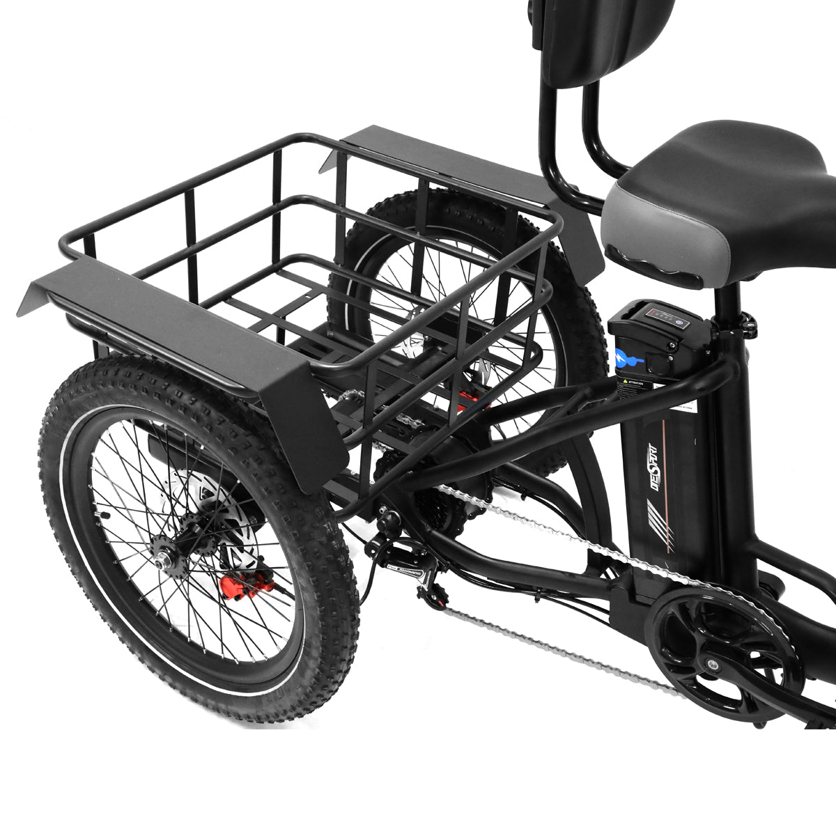 Triciclo negro con cesta de carga, dos ruedas traseras y asiento. Fondo blanco, detalle del vehículo.