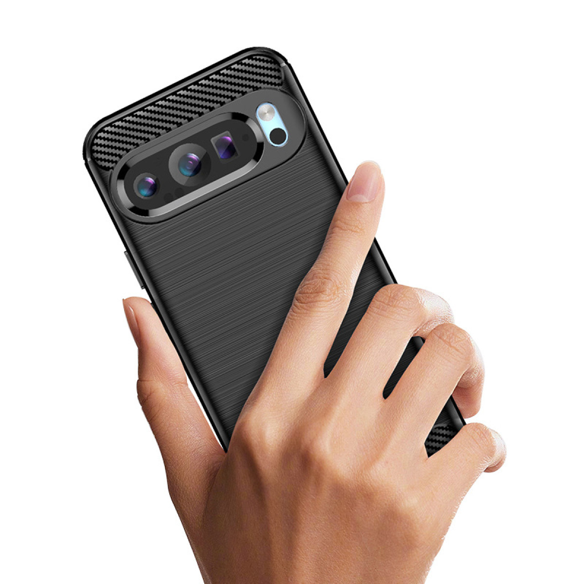 Una mano che tiene una custodia nera con più lenti della fotocamera. La custodia ha una superficie strutturata.