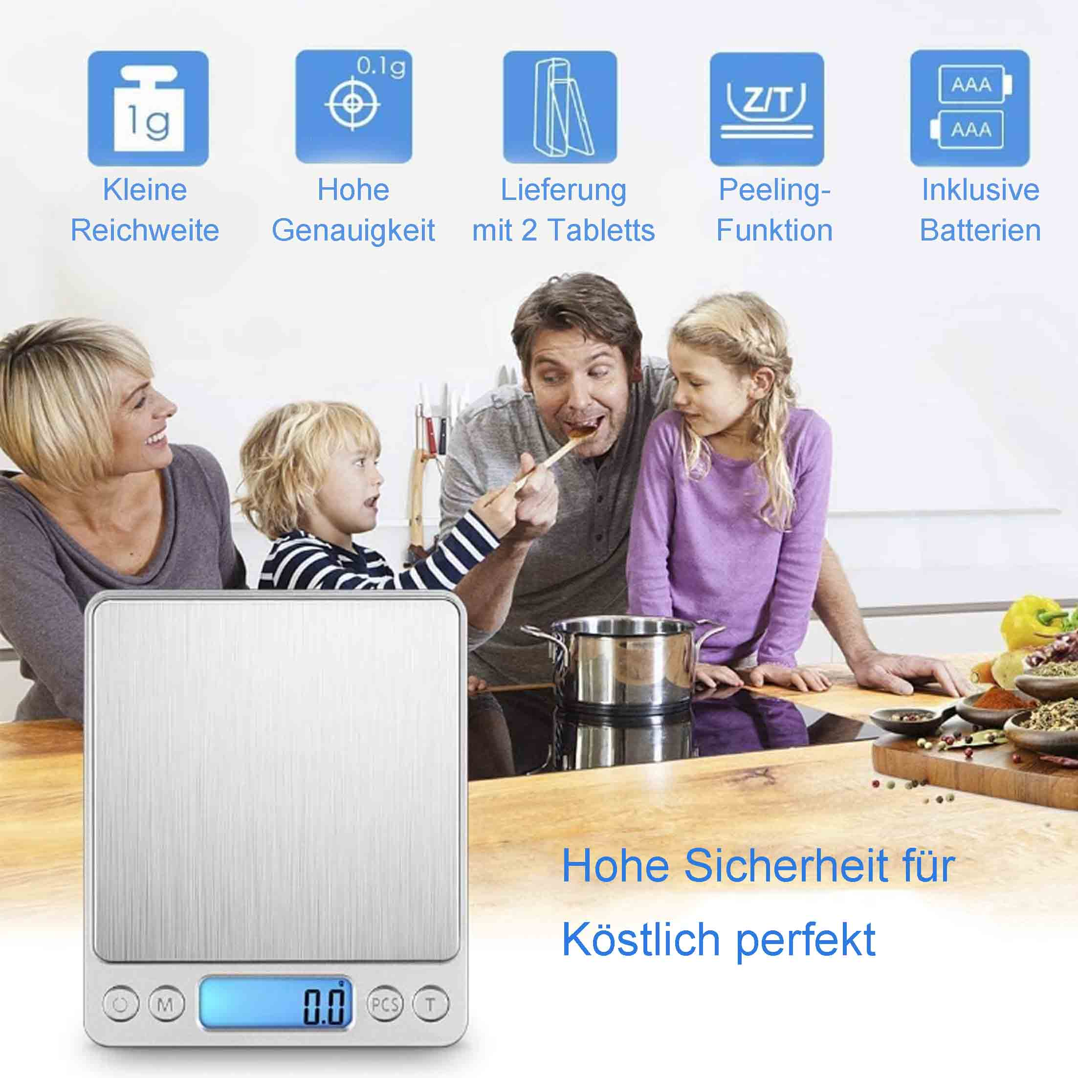 Digitale Küchenwaage mit Familie, die Zutaten abwiegt.
