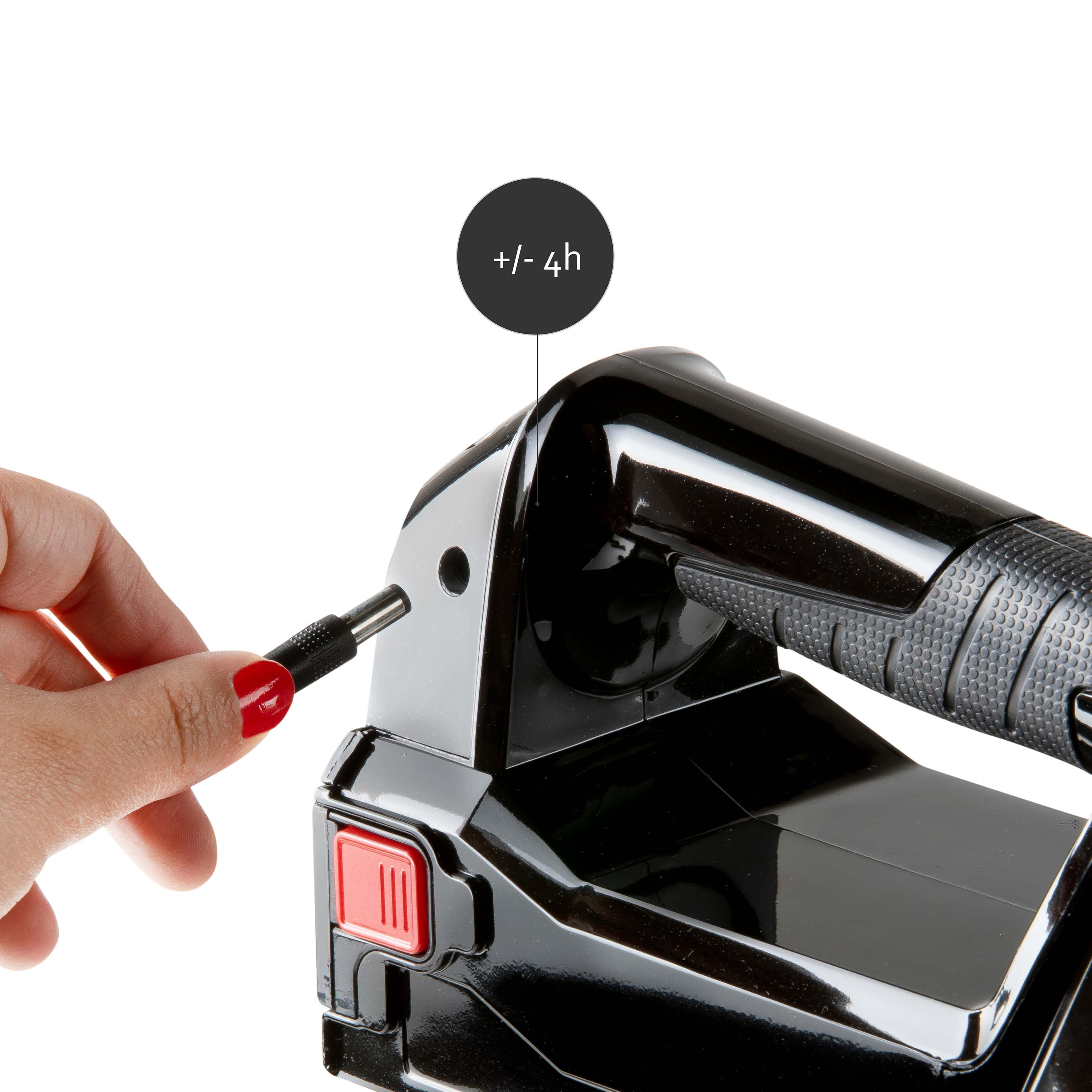 Main insérant un chargeur dans un appareil noir avec un bouton rouge. Durée indiquée.