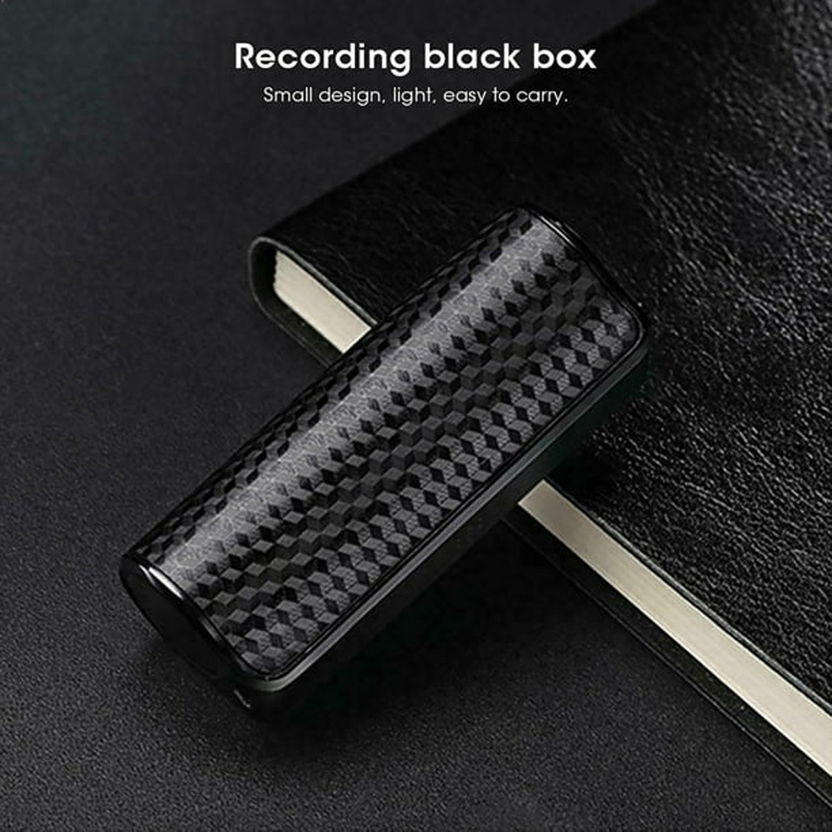 Schwarzer Recorder auf schwarzer Oberfläche, Karbonfaser-Design. Kleine, rechteckige Form, mit glänzendem Finish.