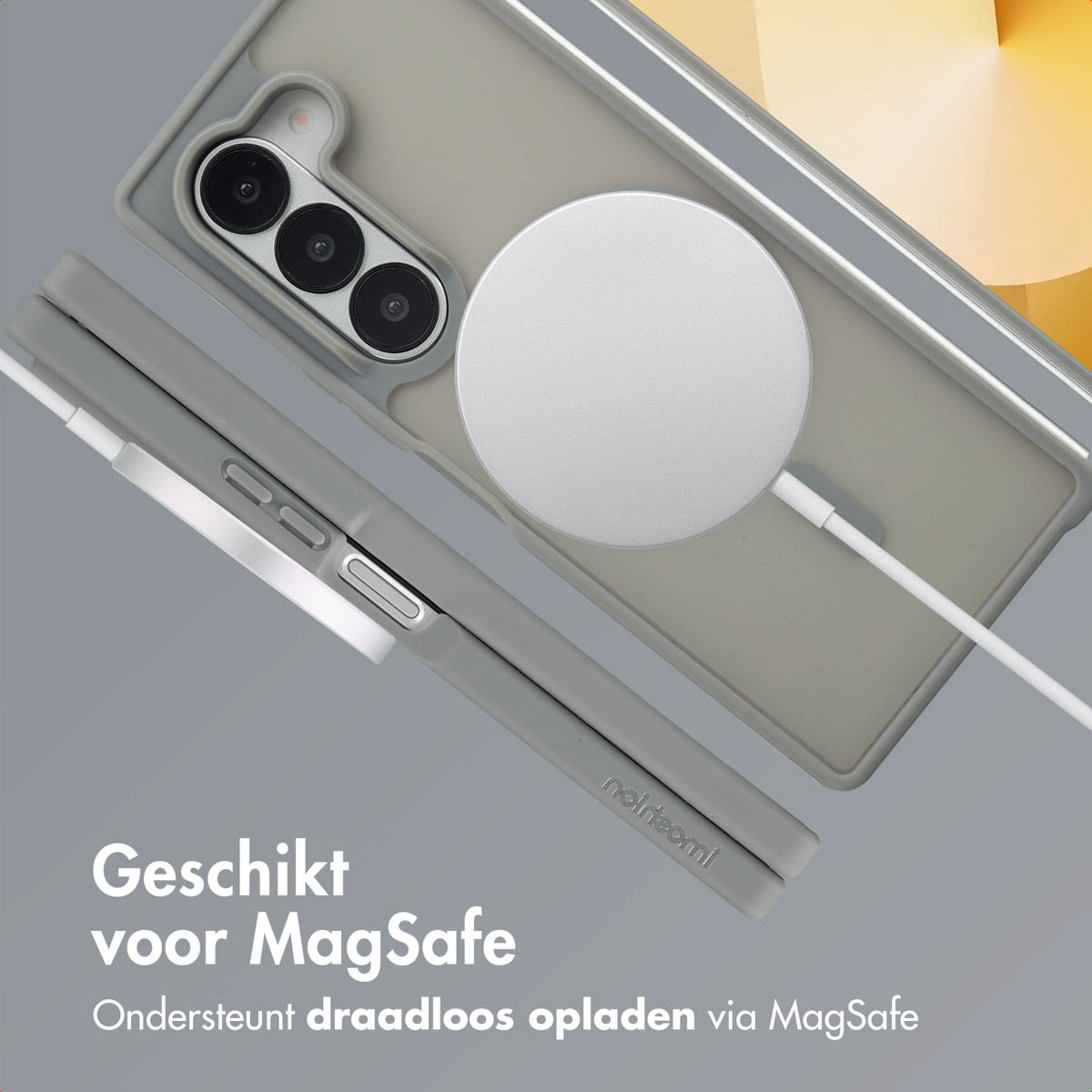 Een grijze telefoonhoes wordt opgeladen met een witte MagSafe-oplader op een grijs oppervlak.