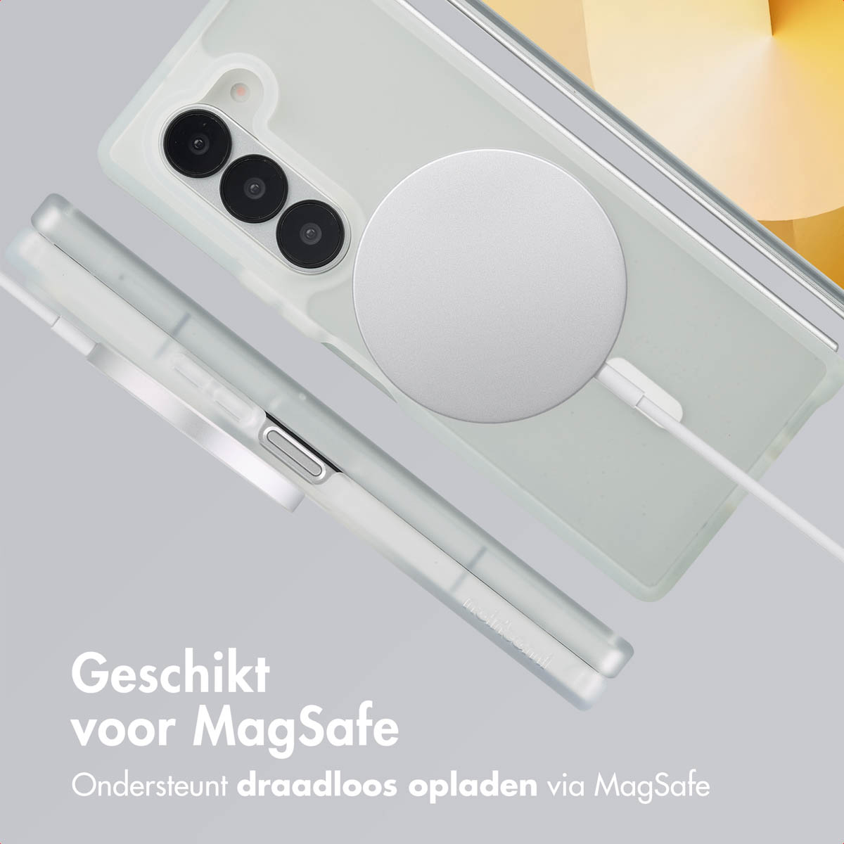 Een doorzichtige telefoonhoes wordt opgeladen met een witte MagSafe-oplader op een grijs oppervlak.