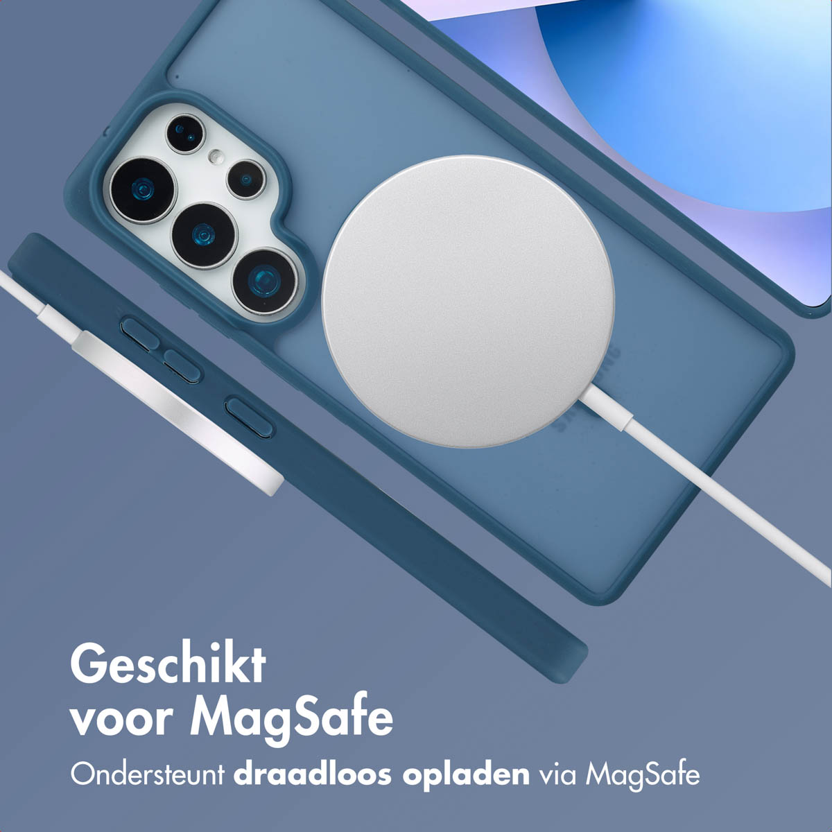 Un étui de téléphone bleu foncé se recharge avec un chargeur MagSafe blanc sur une surface bleue.