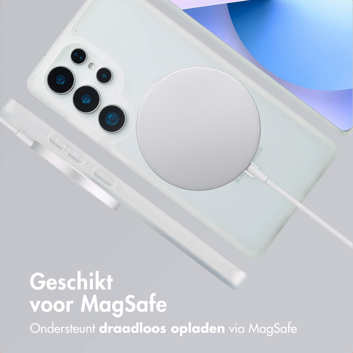 Een witte telefoonhoes wordt opgeladen met een witte MagSafe-oplader op een wit oppervlak.