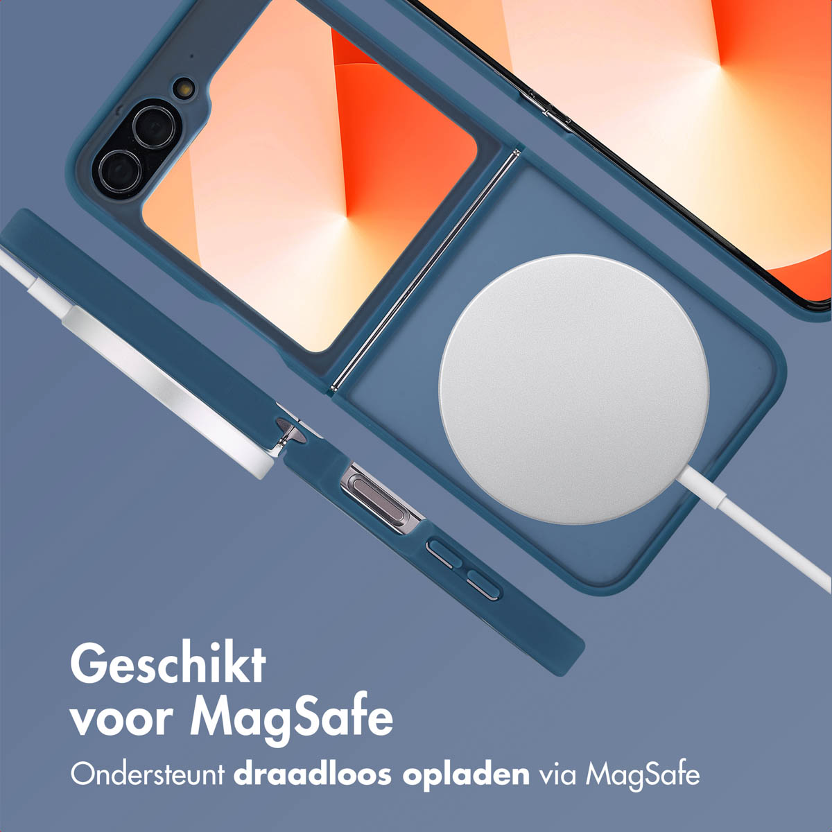 Een donkerblauwe telefoonhoes wordt opgeladen met een witte MagSafe-oplader op een blauw oppervlak.